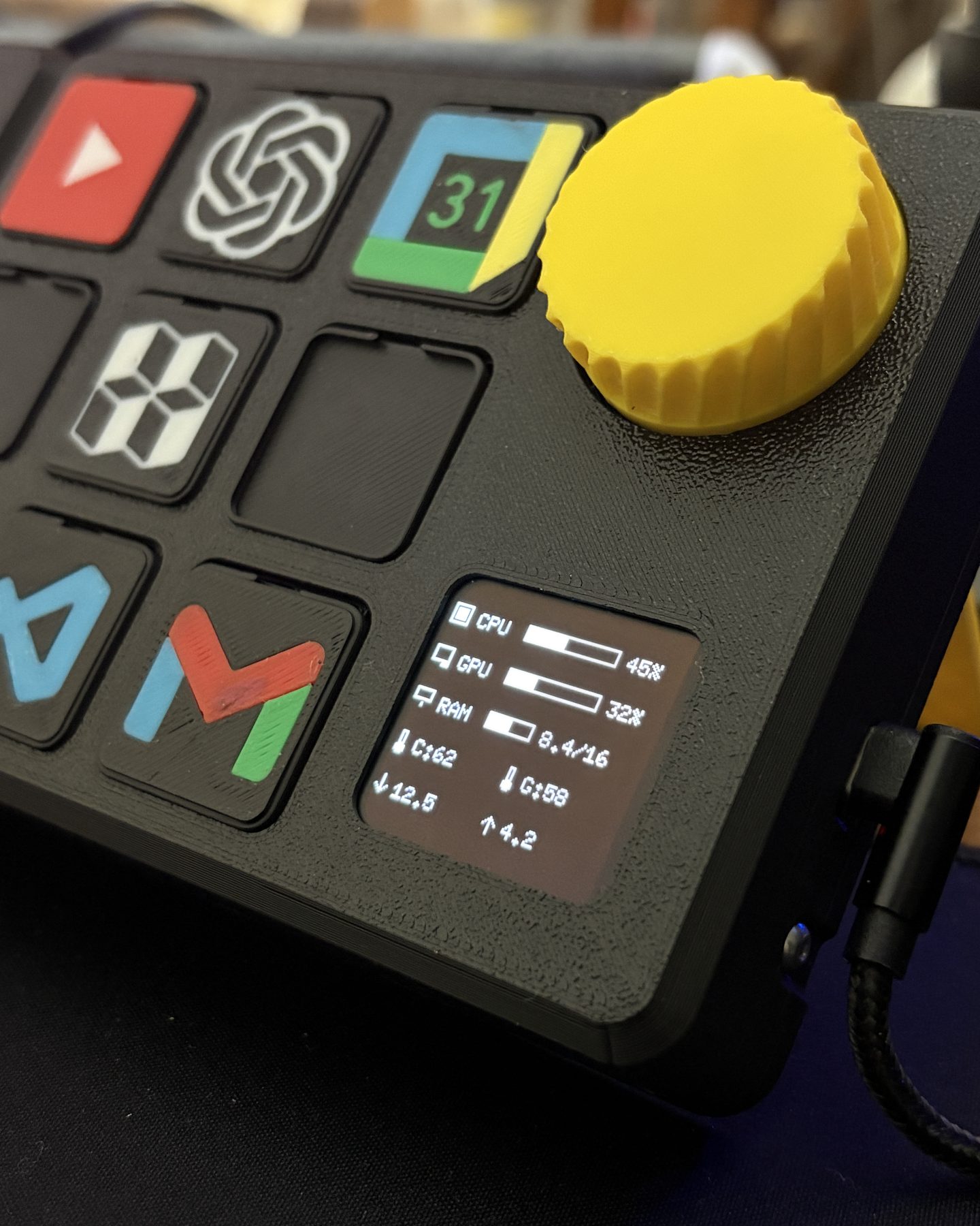 Dettaglio della manopola e del piccolo schermo con CPU e RAM