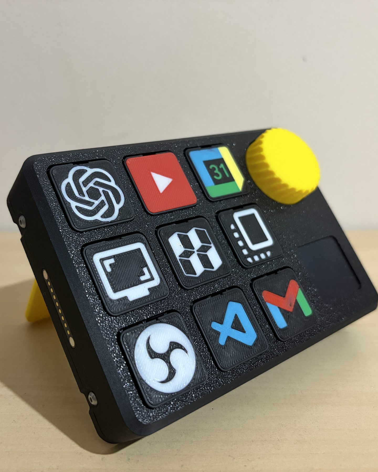 Il Console Deck PRO sulla scrivania, appoggiato al suo piedino giallo