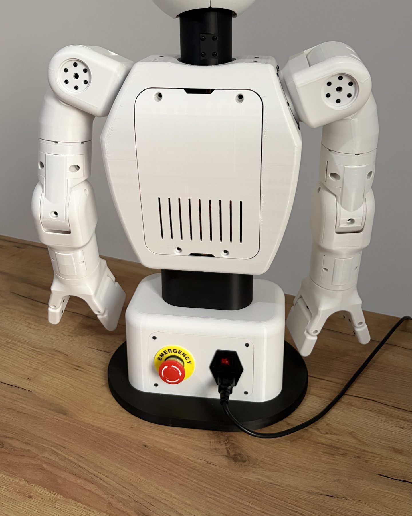 Il retro del robot: il pulsante di emergenza e la presa di alimentazione sulla base