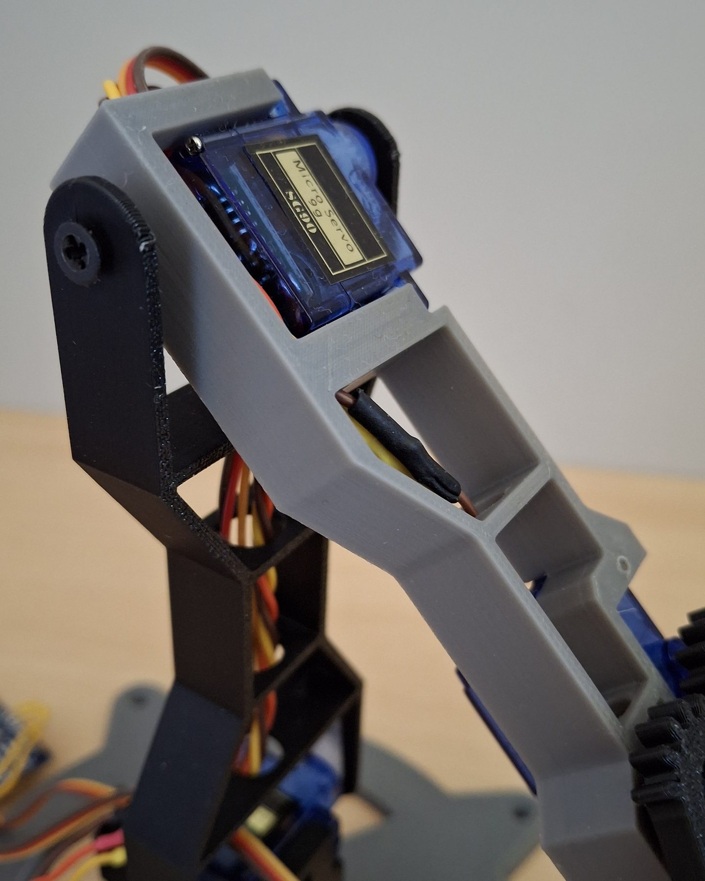 Dettaglio del braccio superiore con il suo micro servo
