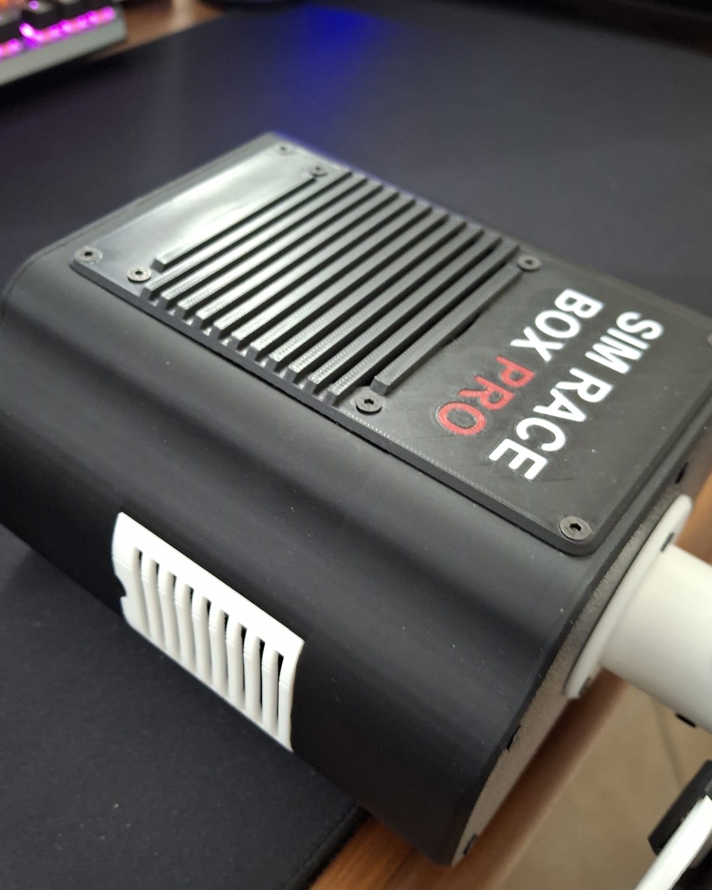 Il SIM Race Box PRO, con le prese d’aria e l’albero per il volante