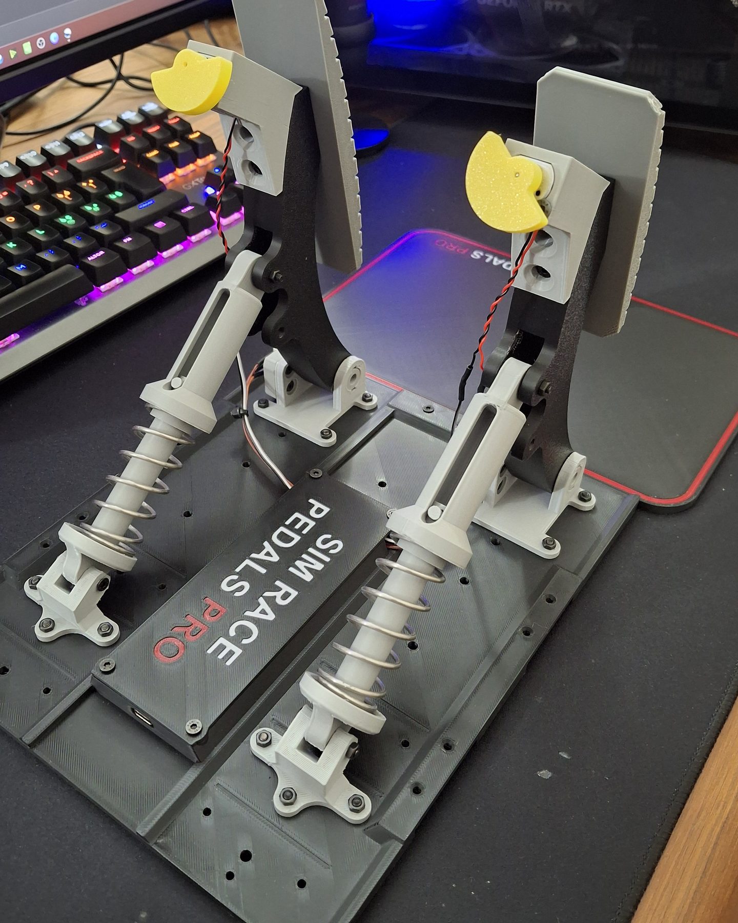 La SIM Race Pedals PRO, due pedali con le molle su una piastra